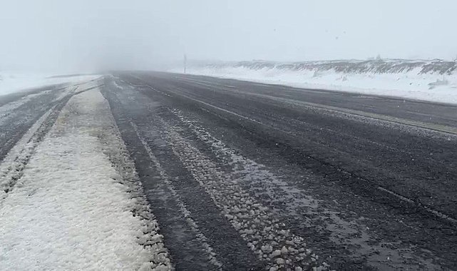 Sahara geçidinde kar yağışı etkili oluyor