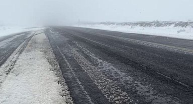 Sahara geçidinde kar yağışı etkili oluyor