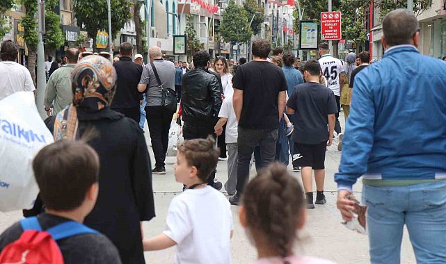 Sakarya'da bayram alışverişi telaşı: "Kedi yavrusu gibi sağa sola dağıldık"