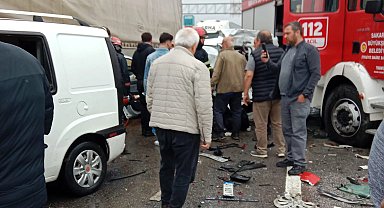 Sakarya'da itfaiye aracı, tır ve 3 araca çarptı!