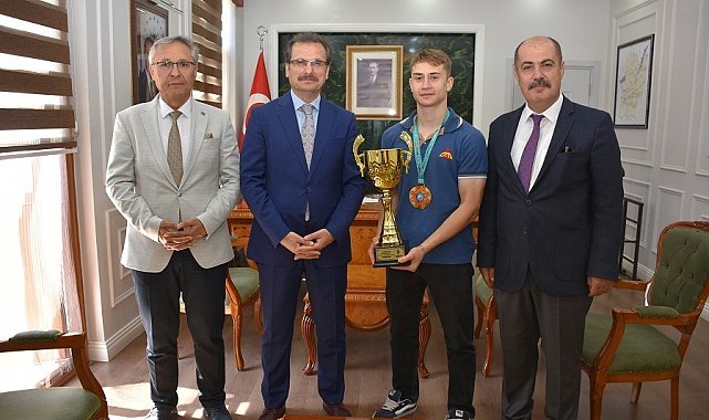 Salihli Kaymakamı Güldoğan, dünya şampiyonunu ağırladı