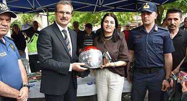 Salihli'de motosiklet sürücülerine kask dağıtıldı