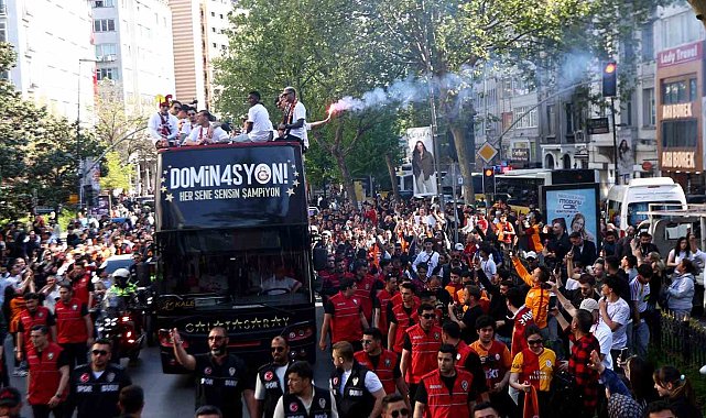 Şampiyon Galatasaray üstü açık otobüsle şehir turu attı
