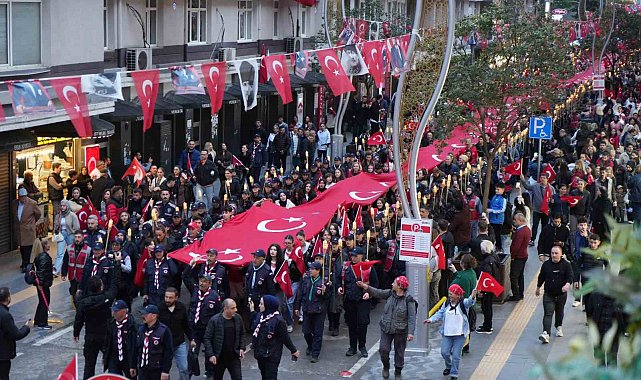 Samsun'da 1919 metrelik dev bayrakla coşkulu 'Fener Alayı ve Gençlik Haftası' yürüyüşü