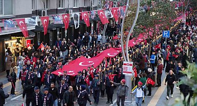Samsun'da 1919 metrelik dev bayrakla coşkulu 'Fener Alayı ve Gençlik Haftası' yürüyüşü
