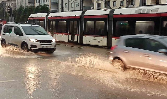 Samsun'da sağanak: Caddeler dere gibi aktı