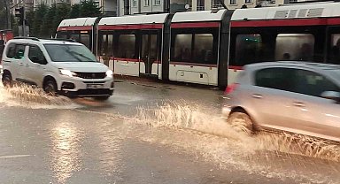 Samsun'da sağanak: Caddeler dere gibi aktı