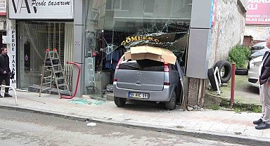 Samsun'da terzi dükkanına otomobil girdi