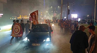 Şanlıurfa'da Galatasaraylı taraftarlar Fenerbahçe'nin maket tabutuyla şampiyonluk kutladı