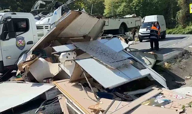 Sarıyer'de bariyerlere çarpan karavan paramparça oldu, sürücü hayatını kaybetti