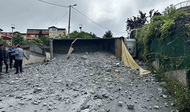 Sarıyer'de moloz yüklü kamyon geri kayarak devrildi, sürücü yaralandı