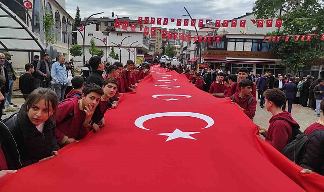 Sason'da 100 metrelik bayrakla "Gençlik Yürüyüşü" düzenlendi