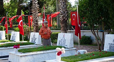 Şehit babası evladının kabri başında: "30 sene geçti ama kolay geçmedi"