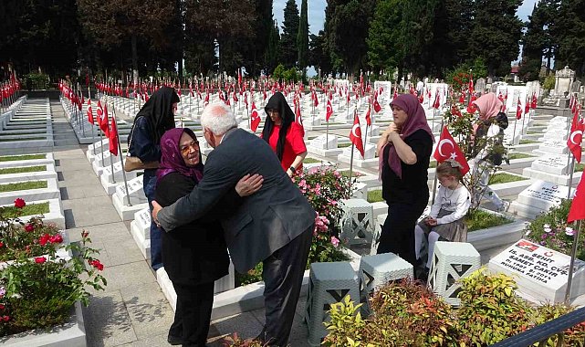 Şehit mezarlarına karanfil bıraktılar, şehit aileleriyle bayramlaştılar