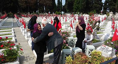 Şehit mezarlarına karanfil bıraktılar, şehit aileleriyle bayramlaştılar