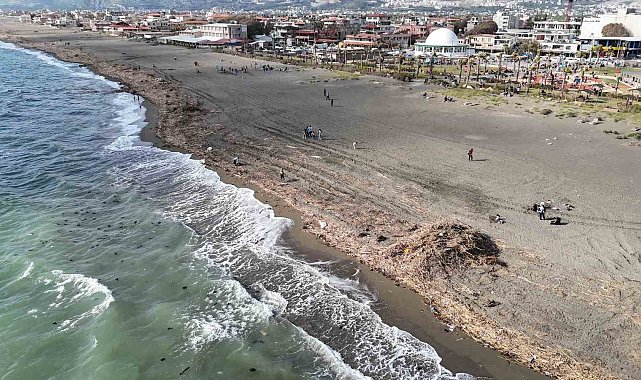 Sel felaketinin ardından sahil şeridi odun ve atıklarla kaplandı