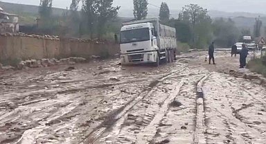 Sel suları iki ilçeyi birbirine bağlayan yolda ulaşımı aksattı