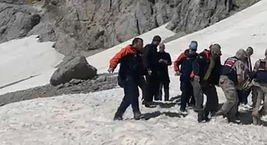 Şelalede mahsur kalan vatandaş kurtarıldı
