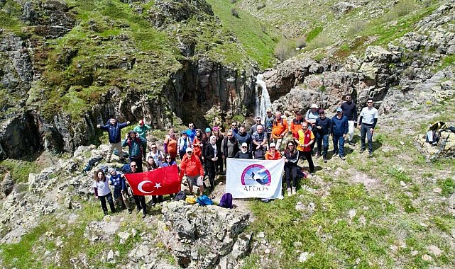 Şelaleyi görmek için yaklaşık 3 kilometrelik tepeye tırmandılar