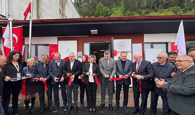 Selde zarar gören sağlık merkezi yenilendi, yeni yapılan yüzme havuzu törenle açıldı