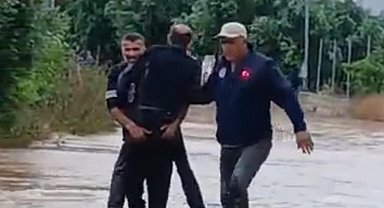 Sele kapılan şahsı mahalle sakinleri kurtardı