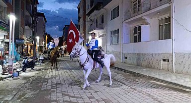 Selendi'de cirit atlı fener alayı