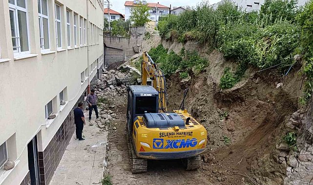 Selendi'de çöken okul duvarında yapım çalışmaları başladı