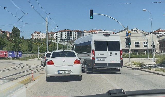 Servis aracını otomobilin üzerine böyle sürdü