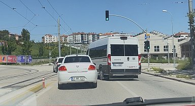 Servis aracını otomobilin üzerine böyle sürdü