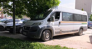 Servis aracının çarptığı yaşlı adam yaralandı