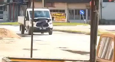 Seyir halindeki kamyonetin motorunu açıp arızayı tespit etmeye çalıştı