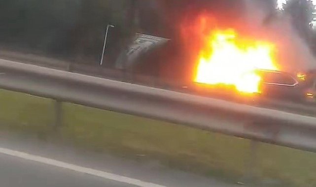 Seyir halindeki otomobil alev topuna döndü