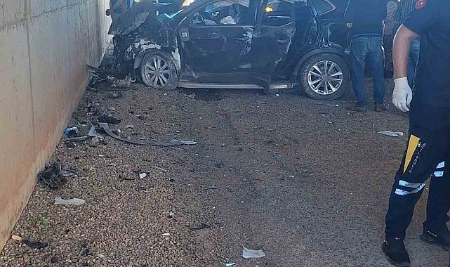 Seyir halindeki otomobil alt geçitte duvara çarptı: 5 yaralı