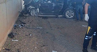 Seyir halindeki otomobil alt geçitte duvara çarptı: 5 yaralı