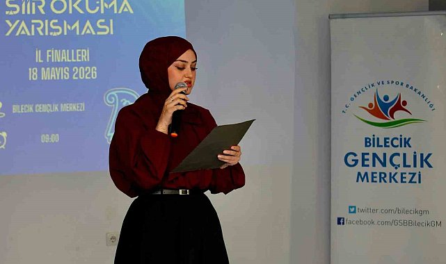 Şiir Okuma Yarışması'nda dereceye giren gençlere ödül