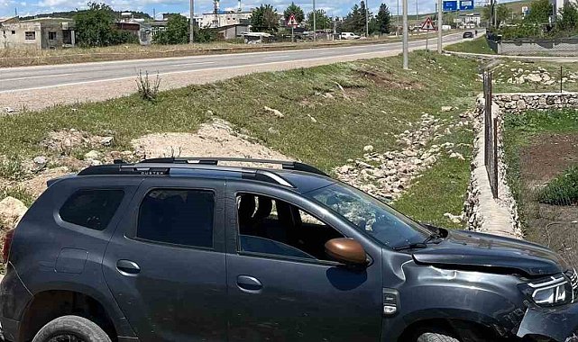 Siirt'te kontrolden çıkan otomobil yol kenarına savruldu: 2 yaralı