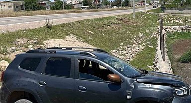 Siirt'te kontrolden çıkan otomobil yol kenarına savruldu: 2 yaralı