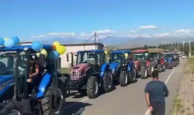 Siirt'te onlarca traktör düğün konvoyuna katıldı