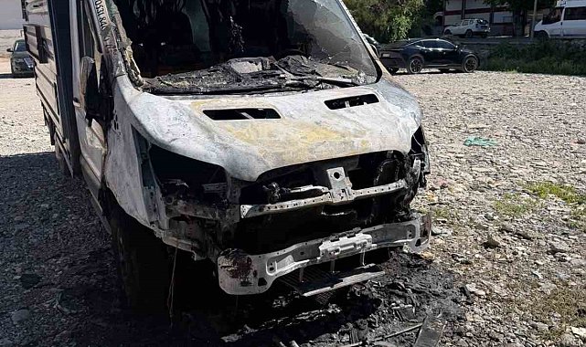 Siirt'te park halindeki kamyonet yandı