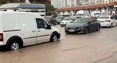 Siirt'te sağanak yağış sele neden oldu, iş yerleri ve seralar zarar gördü