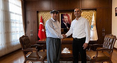 Silifke Kaymakamı Aslaner şalvar giyip kasket taktı, çiftçilerin gününü kutladı