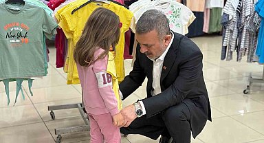 Sincan Belediye Başkanı Murat Ercan çocuklara bayramlık hediye etti