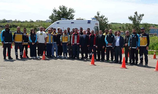 Sinop'ta ambulans sürücüleri zorlu parkurlarda yeteneklerini sergiledi
