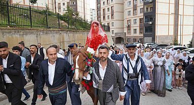 Şırnak'ta dünyaevine giren gelin, asırlık gelenekle baba evinden alındı