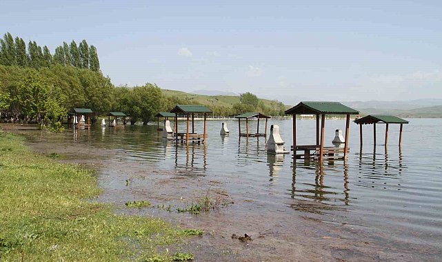Sivas ile Giresun'un arasında yer alan 64 km'lik baraj dolup taştı