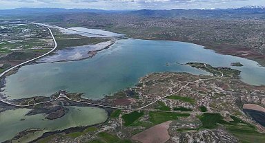 Sivas'ta kar eridi yağmurlar arttı, kentin en büyük gölü taştı