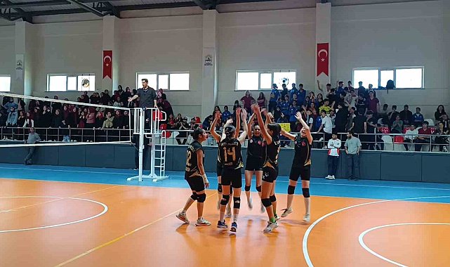 Siverek Spor Lisesi kız voleybol takımı şampiyon