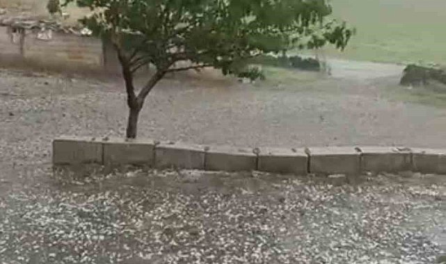 Siverek'te ceviz büyüklüğünde dolu yağdı