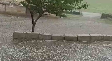 Siverek'te ceviz büyüklüğünde dolu yağdı
