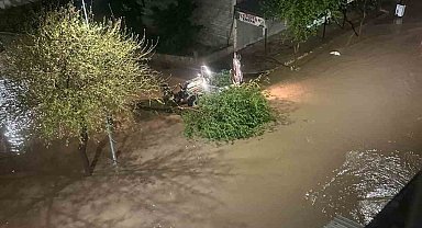 Siverek'te dolu ve sağanak hayatı felç etti
